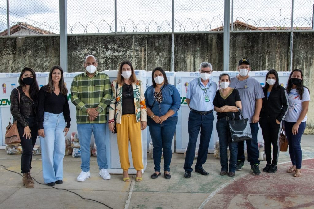 Prefeitura de Almenara, em parceria com a CEMIG, faz distribuição de geladeiras para atingidos pelas enchentes