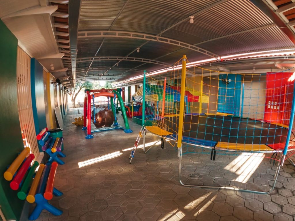 Prefeitura de Almenara realiza a instalação de parquinhos infantis nas escolas de educação infantil