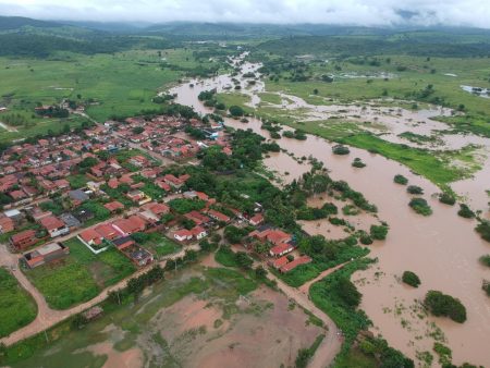 Enchentes em Almenara deixam mais de 800 pessoas desalojadas