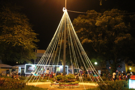 Prefeito Ademir Gobira inaugura as luzes natalinas e distribui presentes para as crianças