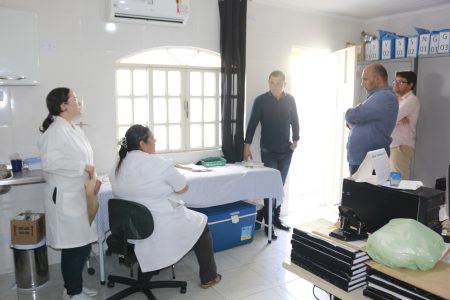 Prefeito Ademir Gobira visita novas instalações de saúde implantadas no presídio da cidade