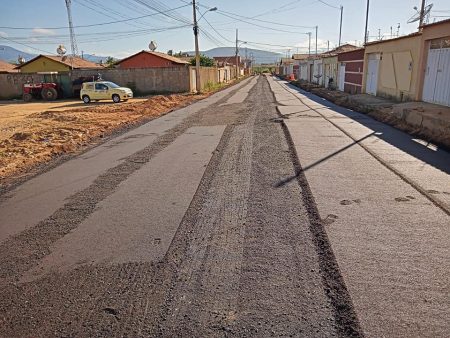 Prefeitura de Almenara pavimenta a Rua Trazíbulo Jason, no Bairro Parque São João