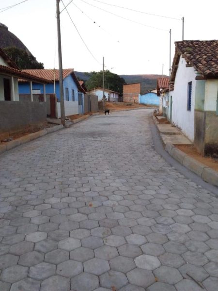 Prefeitura de Almenara conclui pavimentação da Rua São Francisco, em Pedra Grande
