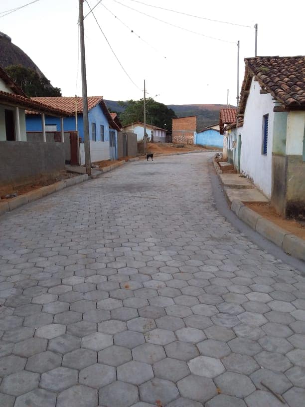 Prefeitura de Almenara conclui pavimentação da Rua São Francisco, em Pedra Grande