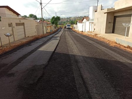 Prefeitura de Almenara pavimenta a Rua 04, no Bairro Parque São João
