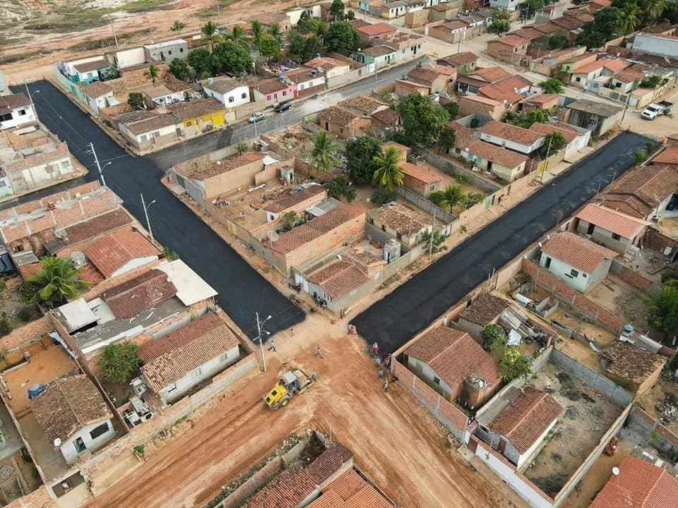 Prefeitura de Almenara realiza asfaltamento de ruas no Bairro Planalto
