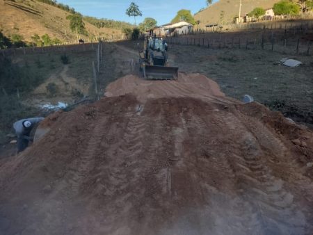 Prefeitura de Almenara realiza melhoria de infraestrutrura na Comunidade Padre Valdir