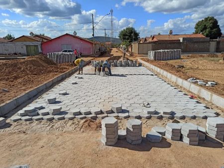 Prefeitura de Almenara inicia obras de calçamento na Rua C, no Parque São João