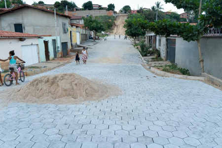 Prefeitura de Almenara realiza pavimentação da Avenida Argentino Antônio