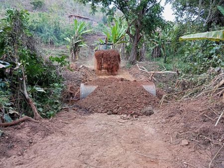 Prefeitura de Almenara realiza serviços de manilhamento na zona rural