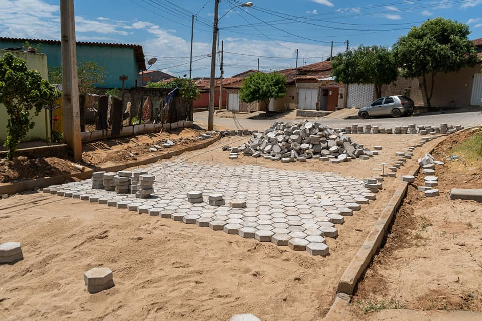 Prefeitura de Almenara realiza pavimentação da Travessa Benjamim Alves, no Bairro São Francisco