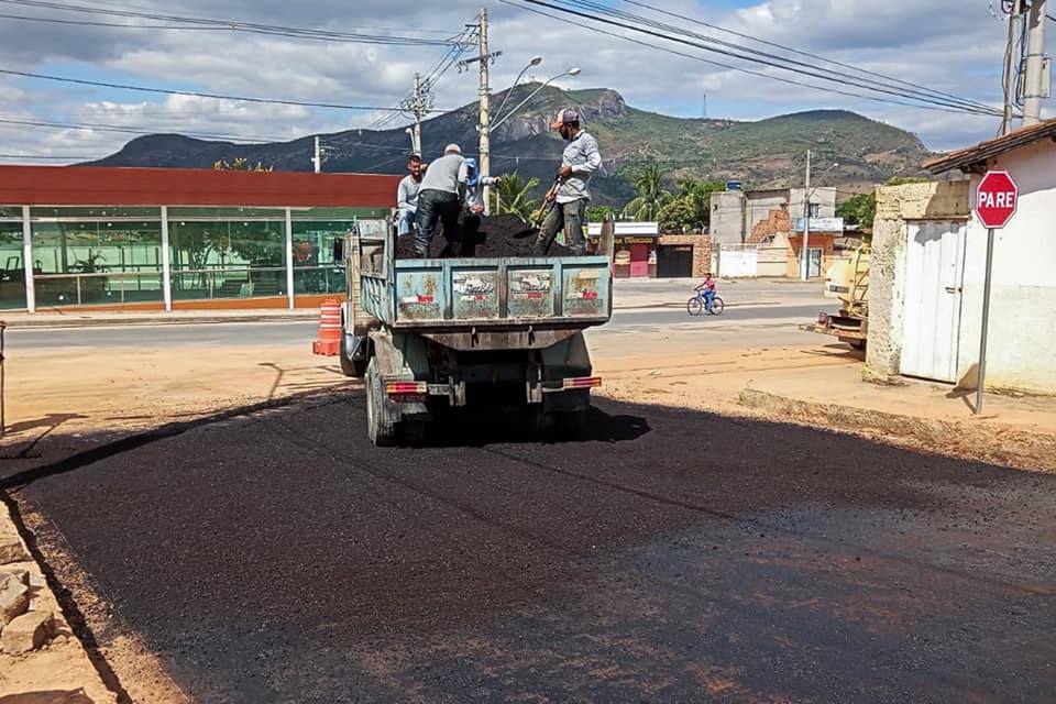 Prefeitura de Almenara reforma trecho da Rua Nelson Piana