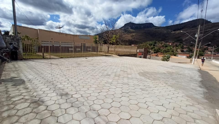 Prefeitura de Almenara inicia pavimentação da Rua A e realiza melhorias no acesso e estacionamento do PSF Cidade Nova