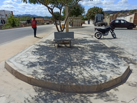 Prefeitura de Almenara realiza a reforma dos canteiros da Rua Lateral Direita com a BR 367, no Bairro Cidade Nova