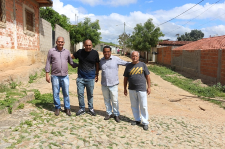 Prefeito Ademir Gobira e vereador Dilson Ferreira fazem lançamento de obras de pavimentação em Almenara