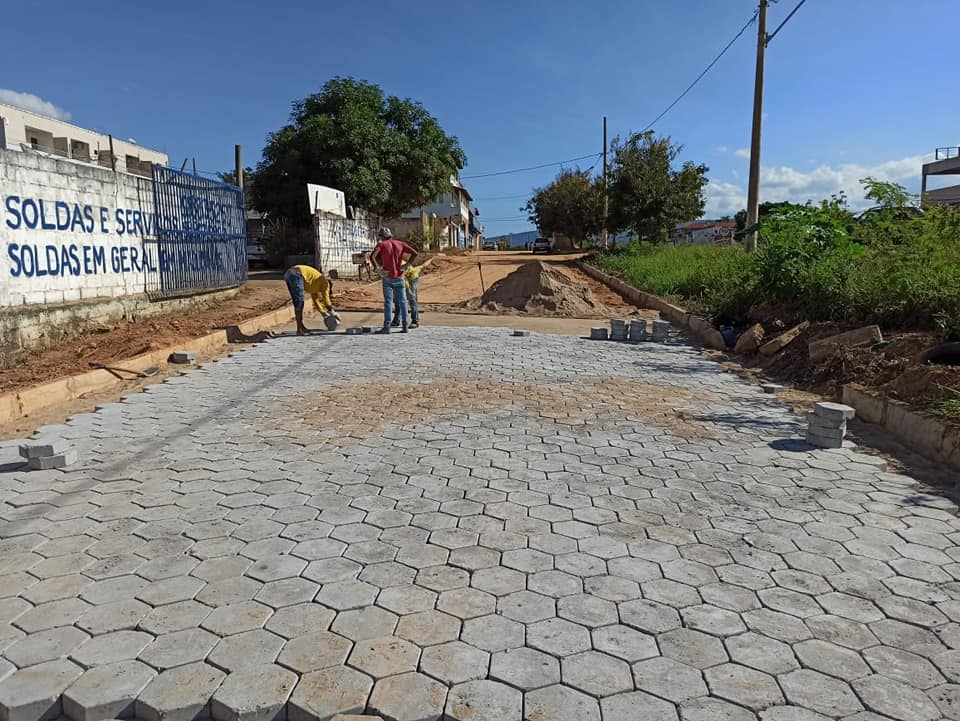 Prefeitura de Almenara inicia pavimentação da Rua Paralela à BR-367, no Bairro Cidade Nova