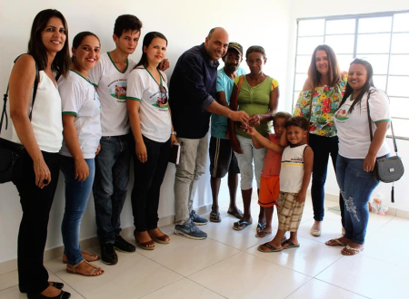 Prefeito Ademir Gobira faz entrega da casa que havia sido incendiada no Monte das Oliveiras