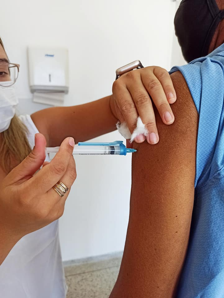 Prefeitura de Almenara realiza vacinação de idosos contra a COVID-19